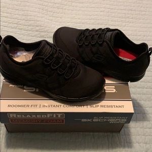 NWT sketchers tennis shoes